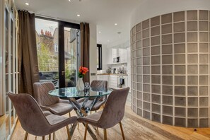 Interior - 30 Thornhill Road · Award Winning 2 Bedroom House, King's Cross (Greater London)