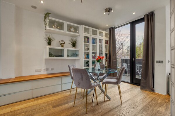 Dining - 30 Thornhill Road · Award Winning 2 Bedroom House, King's Cross (Greater London)