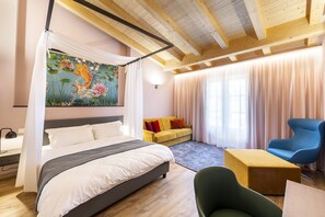 Tallelokero huoneessa, työpöytä, äänieristys