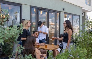 Outdoor dining - 180 Boutique Hostel (Tel Aviv)