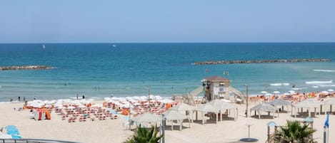 En la playa, arena blanca, toallas de playa, yoga en la playa