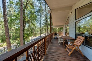 Outdoor dining - Grizzly Retreat (Tuolumne County)