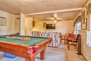 TV, fireplace - Grizzly Retreat (Tuolumne County)