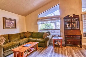 Una televisión, una chimenea