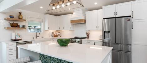 Refrigerador, microondas, horno y parrilla de estufa