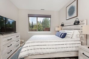 Desk, iron/ironing board, free WiFi, bed sheets - Newly Built, Modern Condo w/Hot Tub& Large Balcony (Carbondale)