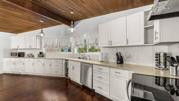 雪櫃、微波爐、焗爐、爐具