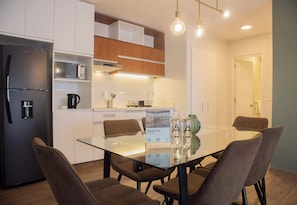 Fridge, microwave, stovetop, coffee/tea maker - w* | Upscale 2BR in Miraflores (Miraflores)