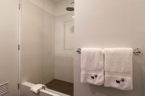 Dusche, Haartrockner, Handtücher, Shampoo