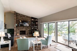 Smart TV, fireplace, books - Cozy Lake Michigan Retreat (Muskegon)