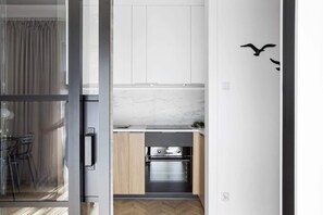 Apartamento de diseño | Cocina privada | Frigorífico grande, horno, placa de cocina y lavavajillas