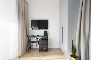 En 40-tommers Flatskjerm-TV med digitale kanaler samt TV