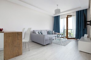 Deluxe Apartment | Living area | 40-inch flat-screen TV with digital channels, TV