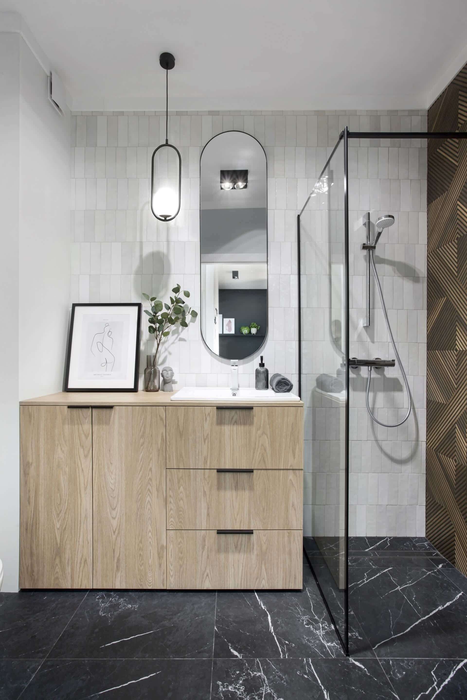 Design Apartment | Bathroom | Shower, hair dryer, towels, soap