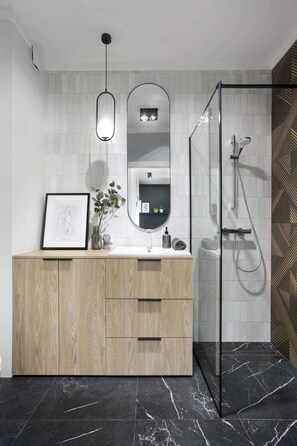 Design-lejlighed | Badeværelse | Bruser, hårtørrer, håndklæder, Sæbe