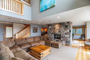 Smart TV, fireplace, video library, stereo