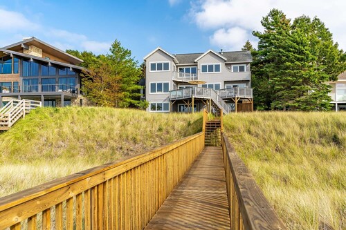 Large Home w/ Breathtaking Lake Michigan Views, Beach