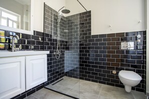 Deluxe Room | Bathroom