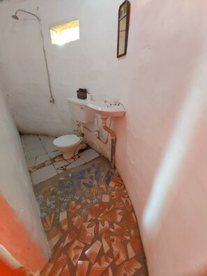 Toalhas de banho, sabonete, papel higiênico