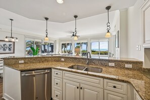 Refrigerador, microondas, horno y lavavajillas 