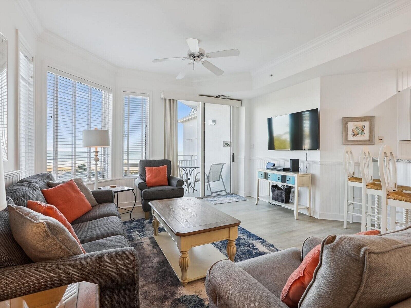 Televisie, een dvd-speler en slimme speakers