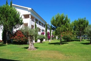 Property grounds - f2 with air conditioning, private parking, playground for children by the sea (San-Nicolao)