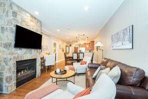 Fernseher, Kamin, DVD-Player, Drucker