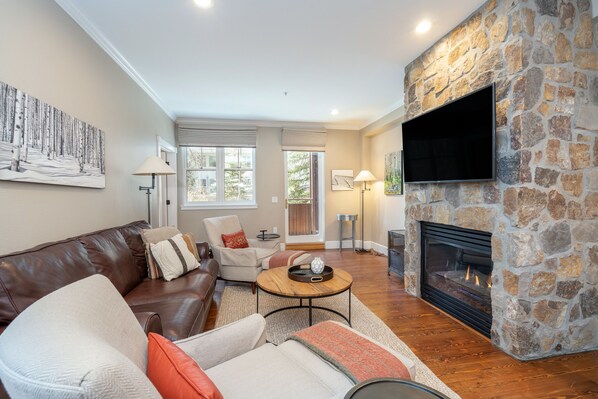 Fernseher, Kamin, DVD-Player, Drucker