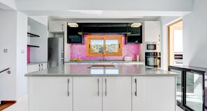 Réfrigérateur, four à micro-ondes, un four, surface de cuisson