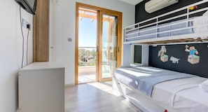 5 bedrooms, iron/ironing board, free WiFi, bed sheets