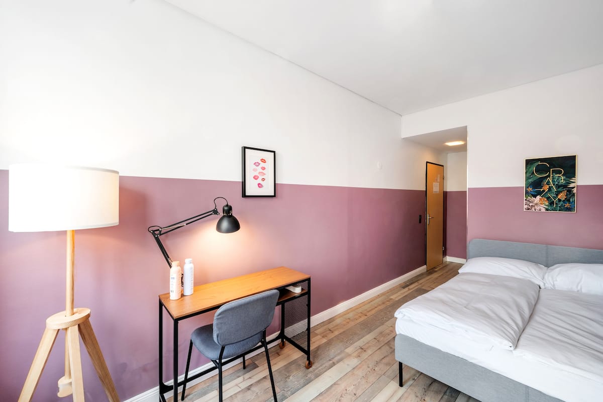 Doppia Standard, 1 letto matrimoniale | Una scrivania, postazione laptop, tende oscuranti, Wi-Fi gratuito