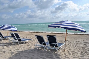 En la playa y toallas de playa