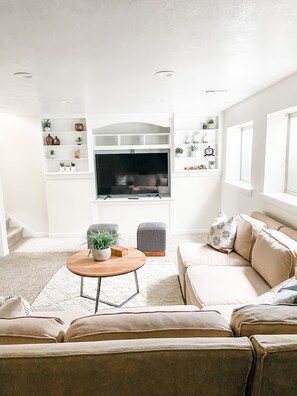 Smart TV, fireplace
