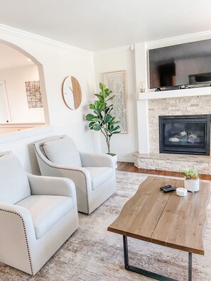 Smart TV, fireplace