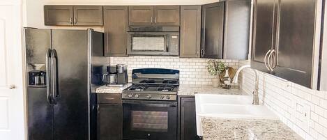 Een koelkast, een microgolfoven, een oven, een kookplaat