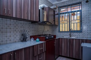 Fridge, microwave, coffee/tea maker, toaster - Pretty petals Getaway-Most Wish-listed in Kigali (Kigali)