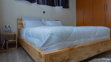 2 bedrooms, iron/ironing board, WiFi