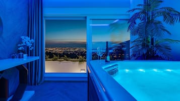 Een buitenzwembad, een verwarmd zwembad