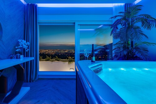 Luxury Villa 7th Heaven with heated pool, hot-tub, gym, panoramic views