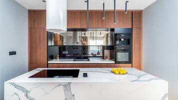 Een koelkast, een magnetron, een oven, een vaatwasser