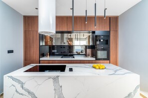 冷蔵庫、電子レンジ、オーブン、食器洗い機