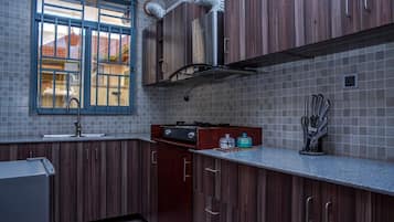 Refrigerador, tostadora, utensilios de cocina y condimentos