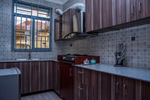 Réfrigérateur, grille-pain, batterie de cuisine, vaisselle et ustensiles