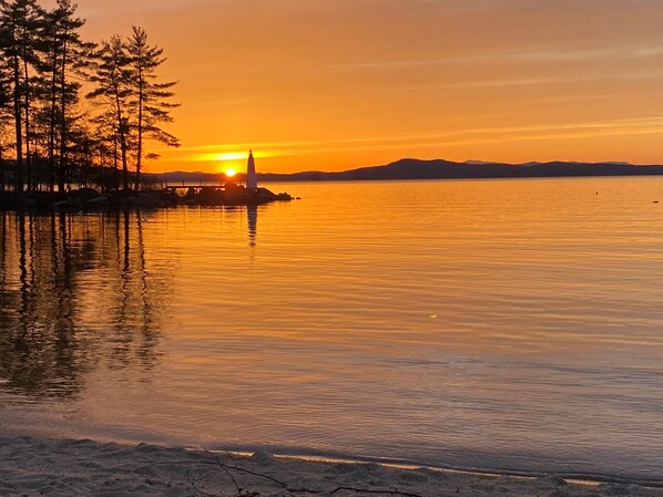 Nära stranden, solstolar och strandhanddukar