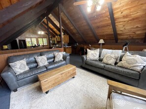 Smart-tv, böcker och en stereo