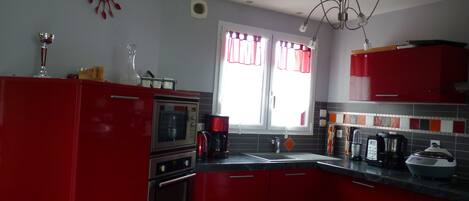 Réfrigérateur, micro-ondes, four, plaque de cuisson