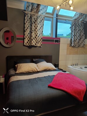 3 chambres, bureau, fer et planche Ă repasser, lit parapluie
