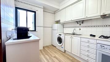 Réfrigérateur, micro-ondes, four, cafetiÚre/bouilloire