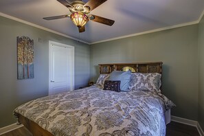 2 bedrooms, iron/ironing board, free WiFi, bed sheets - Leslie's Mountain Blessing (Pigeon Forge)