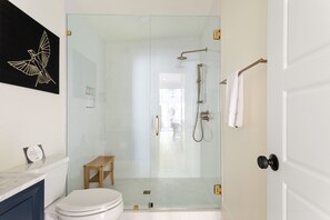 Secador de cabelo, sabonete, shampoo, papel higiênico